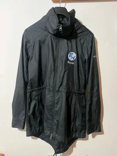Chaqueta cortaviento  negra Columbia con capucha. - miniatura 1