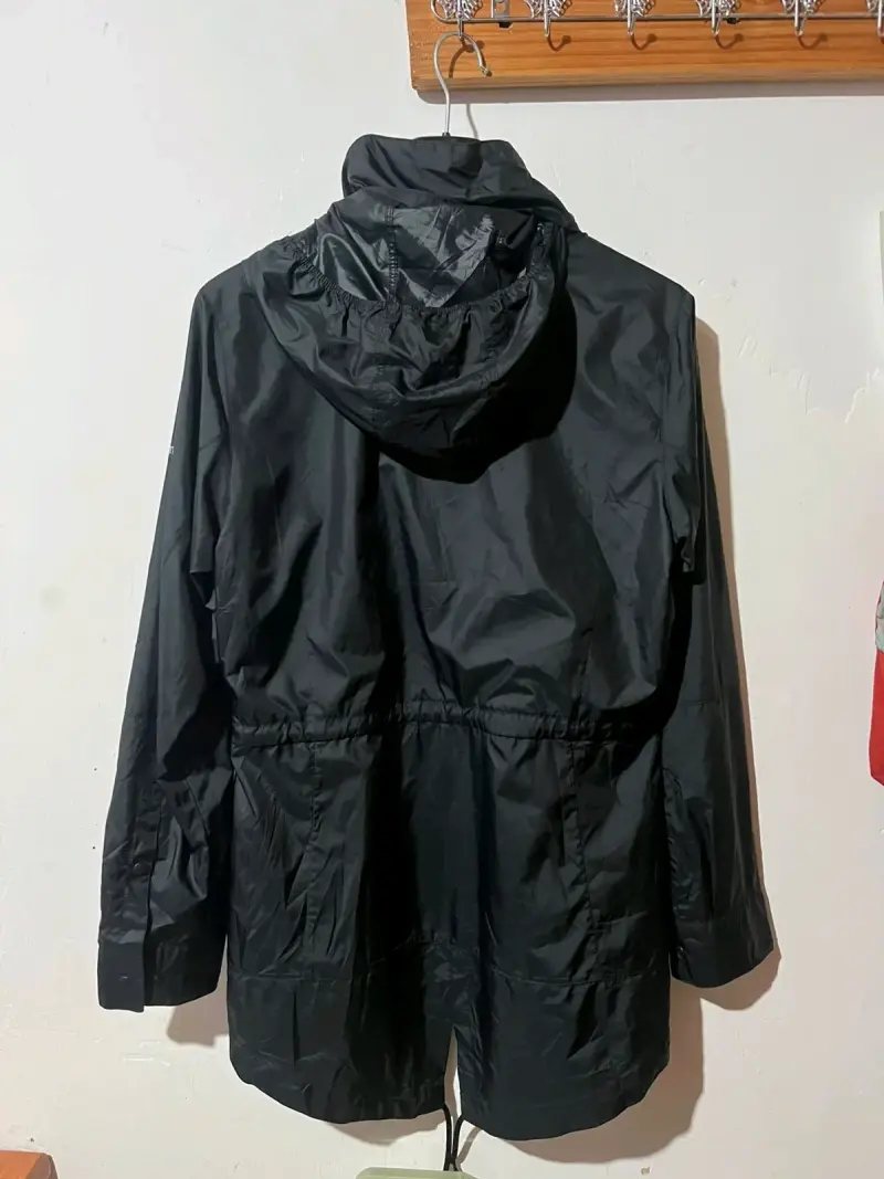 Chaqueta cortaviento  negra Columbia con capucha. - 2