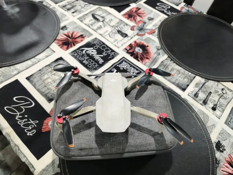 Drone DJI Mini se con control remoto , estuche - 1