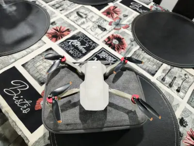 Drone DJI Mini se con control remoto , estuche - miniatura 1