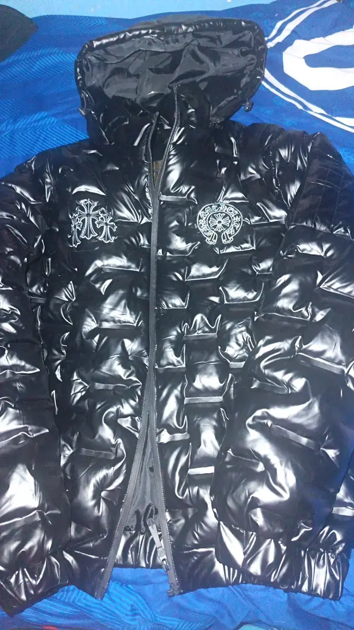 Chaqueta acolchada negra con capucha retirable - 1