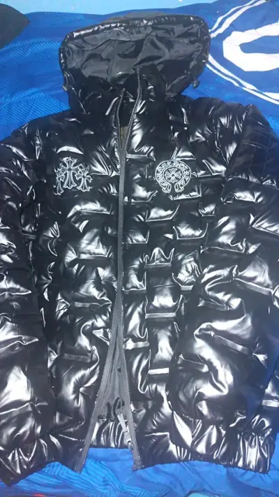 Chaqueta acolchada negra con capucha retirable - miniatura 1
