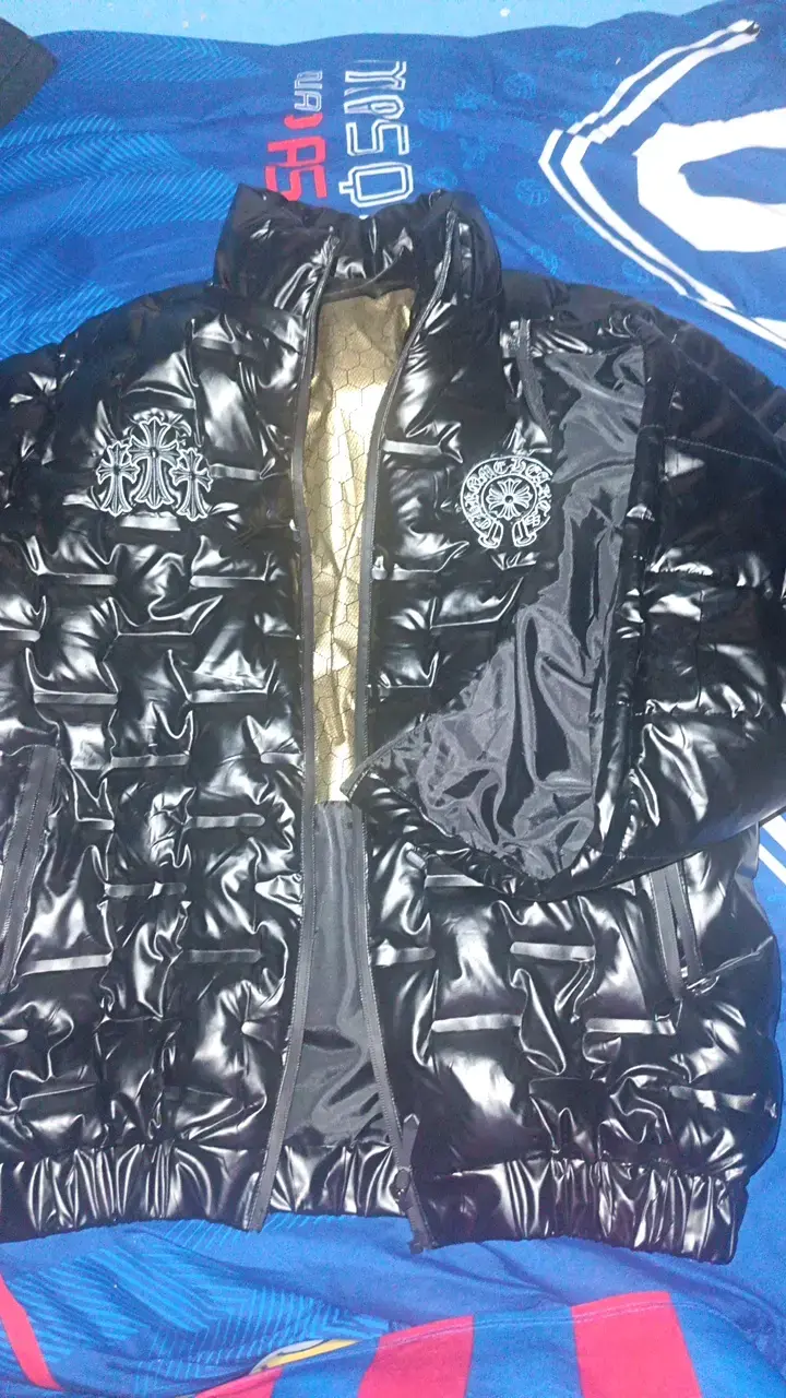 Chaqueta acolchada negra con capucha retirable - 3
