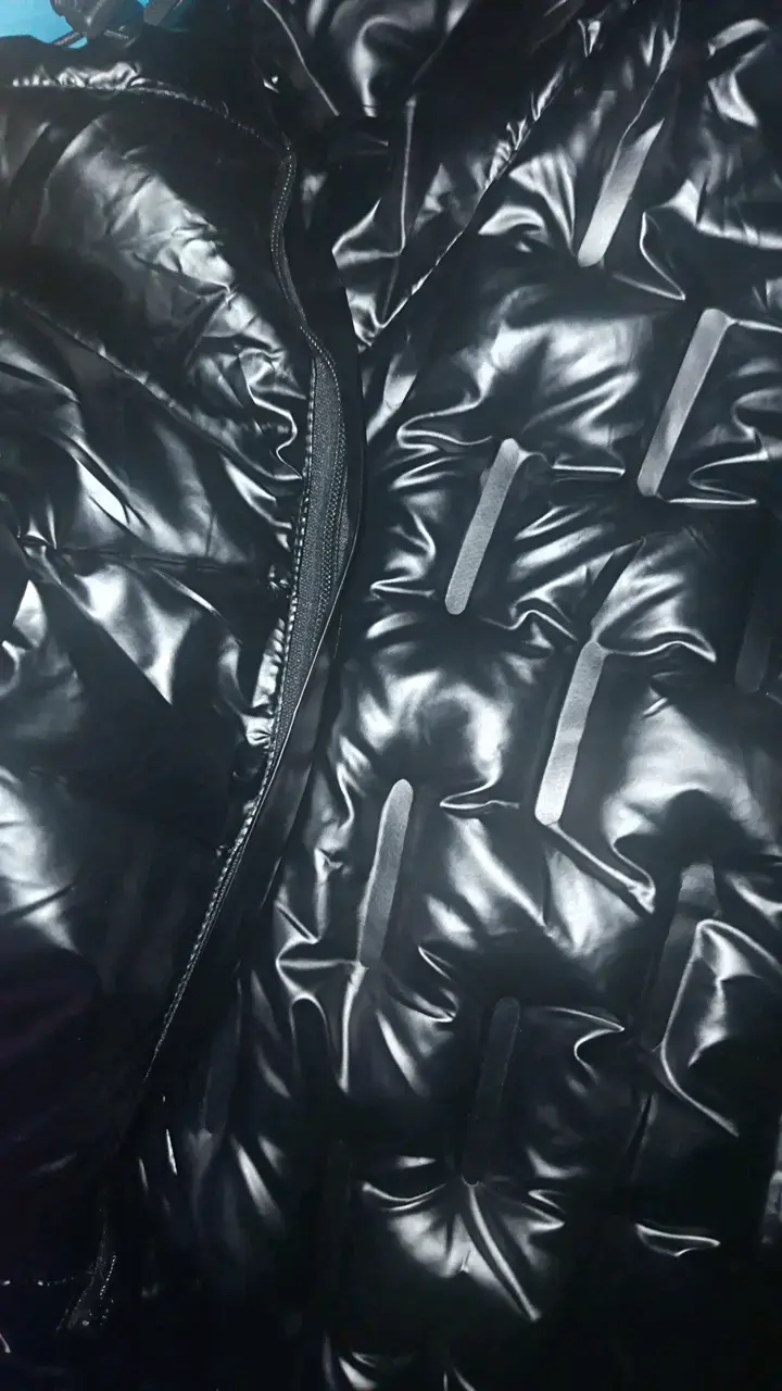 Chaqueta acolchada negra con capucha retirable - 5