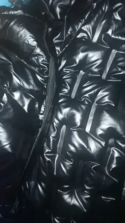 Chaqueta acolchada negra con capucha retirable - miniatura 5