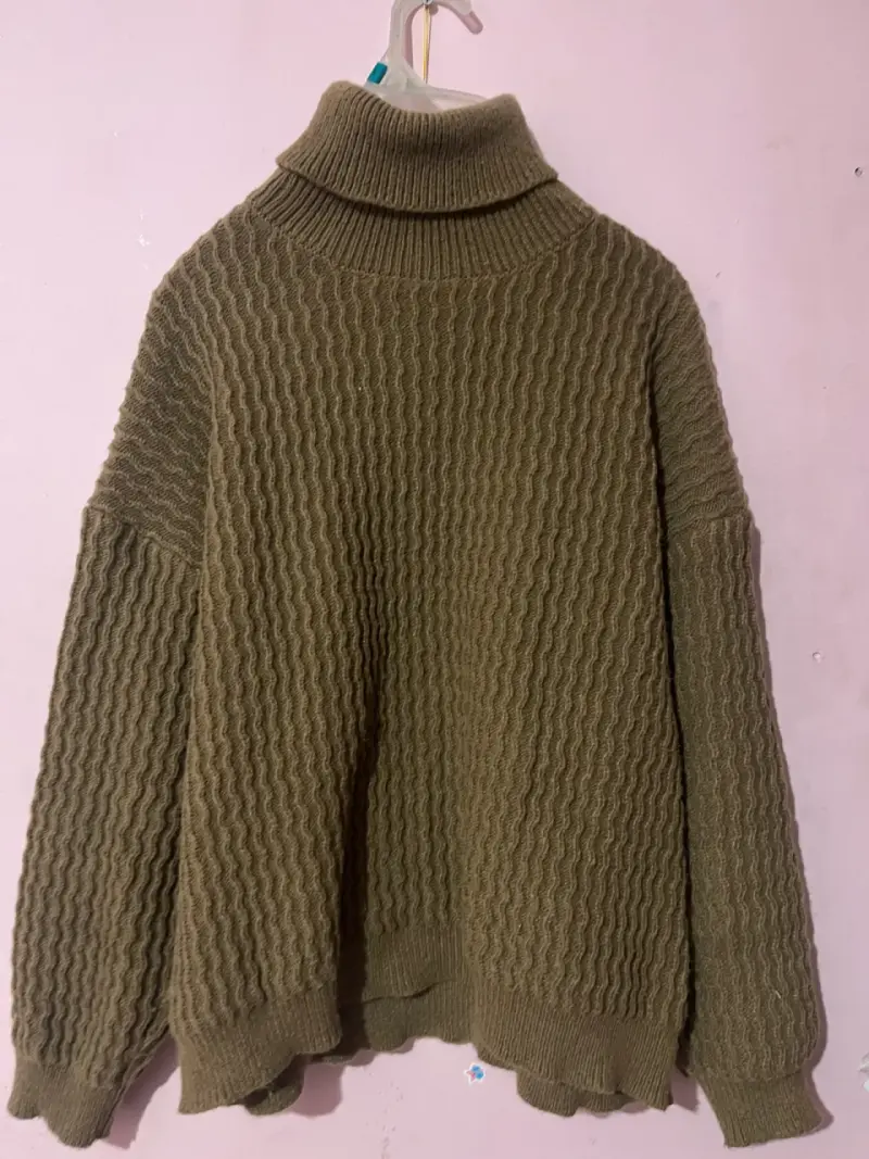 Suéter de lana marrón con cuello alto - 2