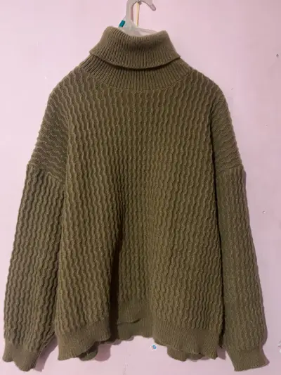 Suéter de lana marrón con cuello alto - miniatura 2
