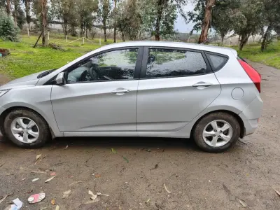 Hyundai Accent Hatchback 2013 en buen estado - miniatura 2