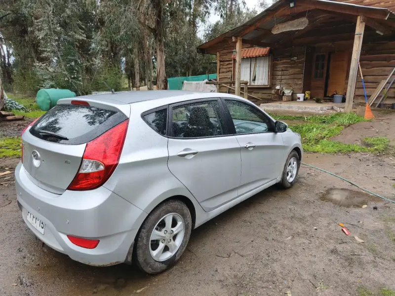 Hyundai Accent Hatchback 2013 en buen estado - 3