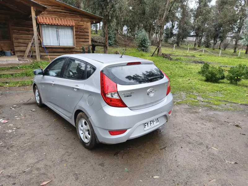 Hyundai Accent Hatchback 2013 en buen estado - 4