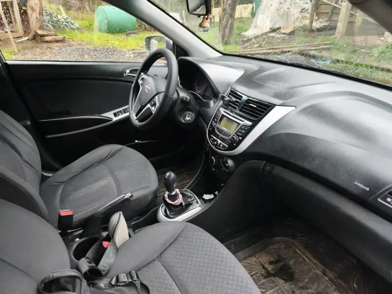 Hyundai Accent Hatchback 2013 en buen estado - 5