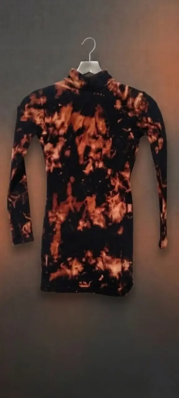 Vestido ajustado de manga larga con diseño tie-dye