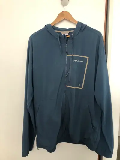 Cortaviento Columbia azul con capucha para hombre - miniatura 1
