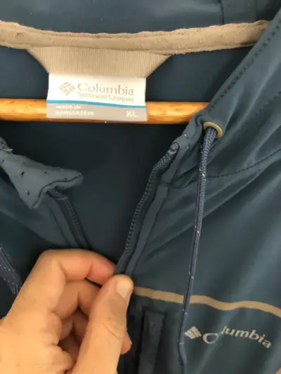 Cortaviento Columbia azul con capucha para hombre - miniatura 2