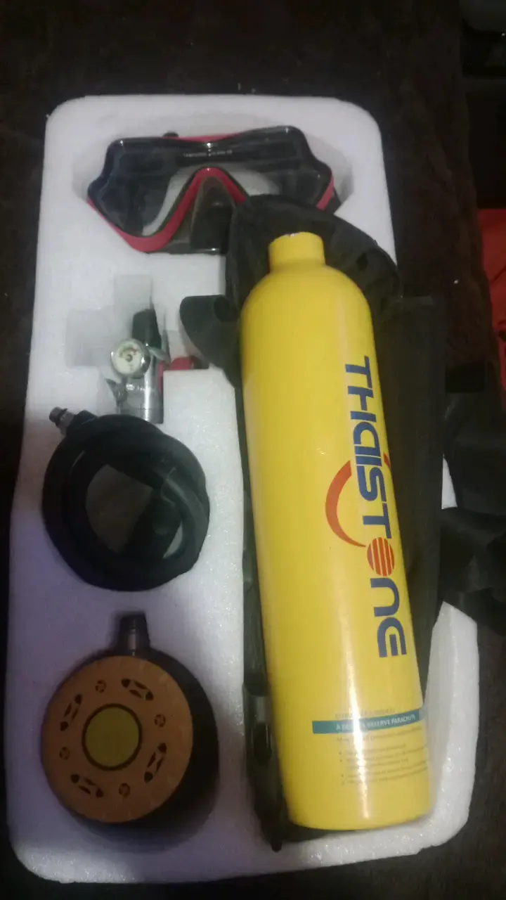 Equipo de buceo con tanque y máscara