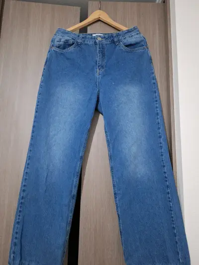 Jeans de mezclilla azul con diseño de estrellas - miniatura 1