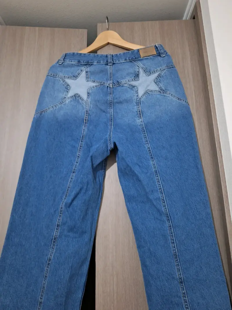 Jeans de mezclilla azul con diseño de estrellas - 2