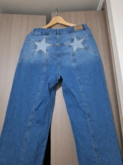 Jeans de mezclilla azul con diseño de estrellas - miniatura 2