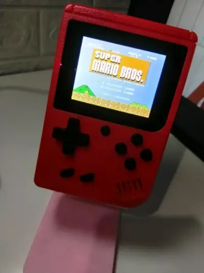 Consola portátil retro roja con juegos clásicos - miniatura 1