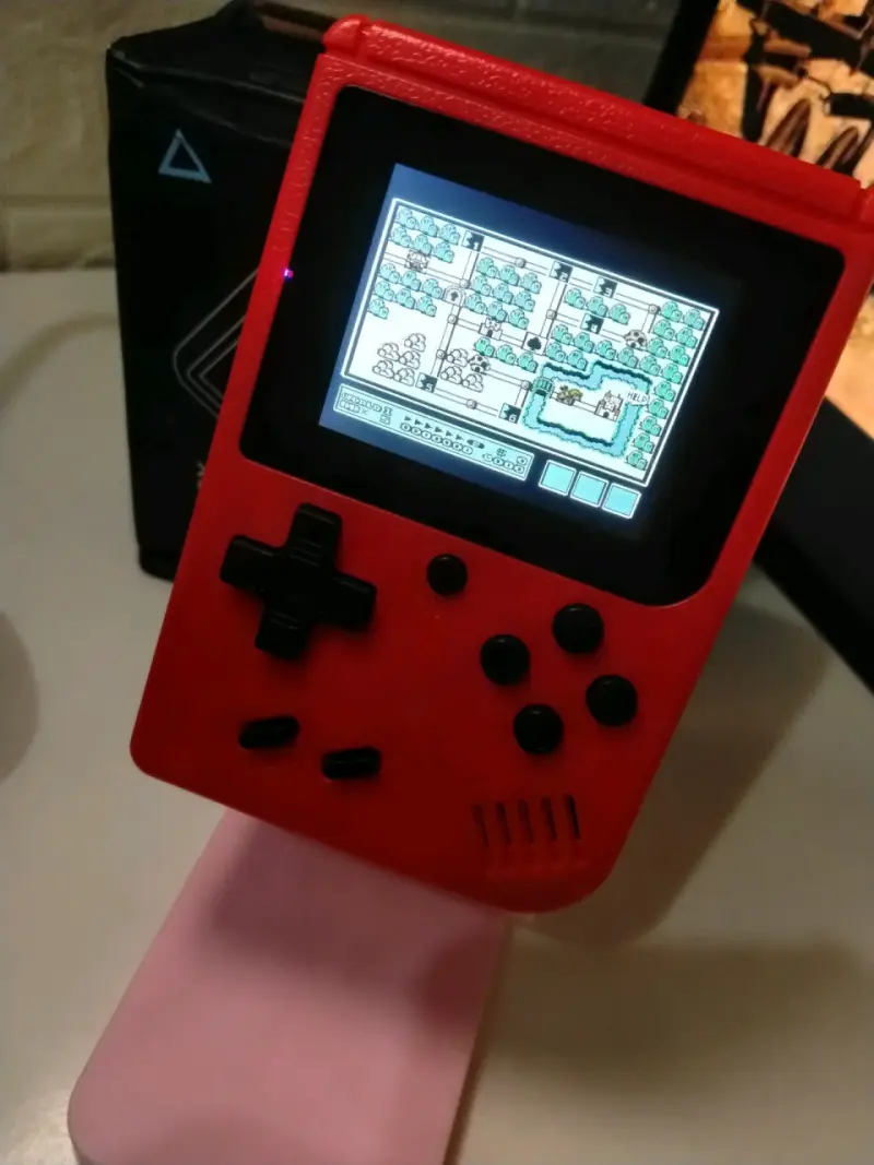 Consola portátil retro roja con juegos clásicos - 2