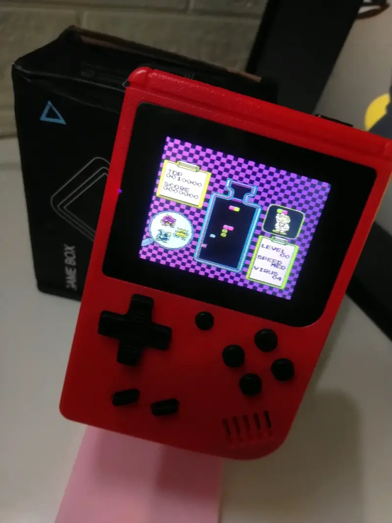 Consola portátil retro roja con juegos clásicos - 3