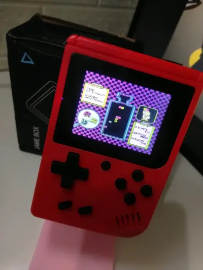 Consola portátil retro roja con juegos clásicos - miniatura 3