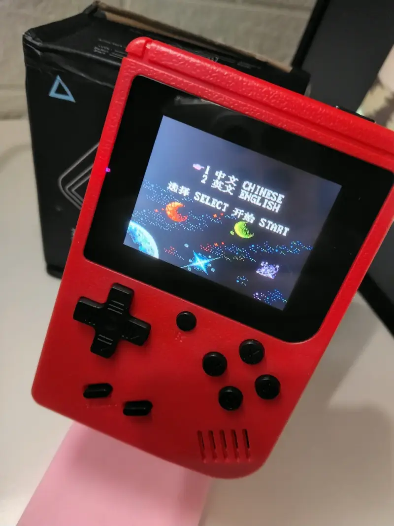 Consola portátil retro roja con juegos clásicos - 4