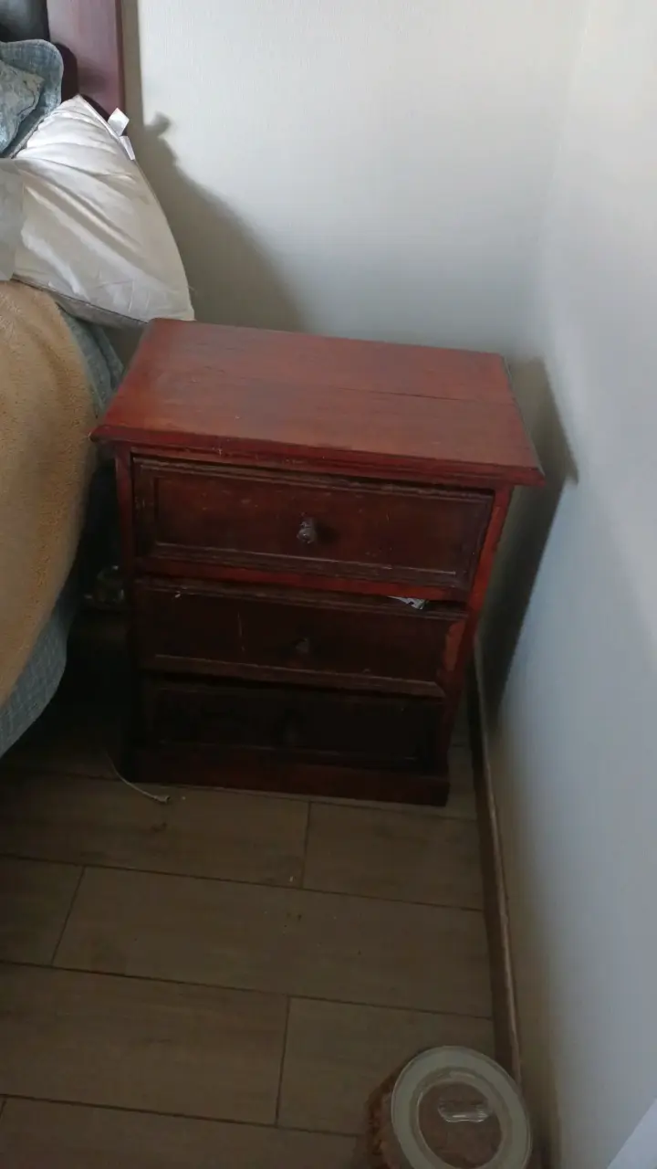 Velador de madera con cajones