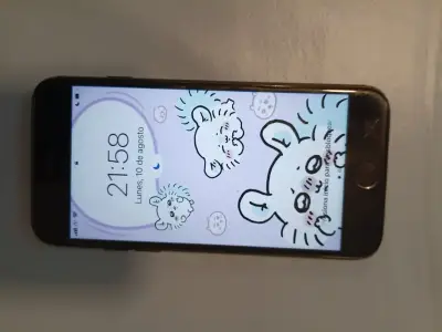 iPhone 7 con funda - miniatura 1