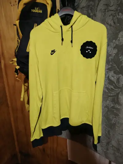 Polerón Nike amarillo con capucha y logo bordado. - miniatura 1
