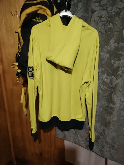 Polerón Nike amarillo con capucha y logo bordado. - miniatura 2
