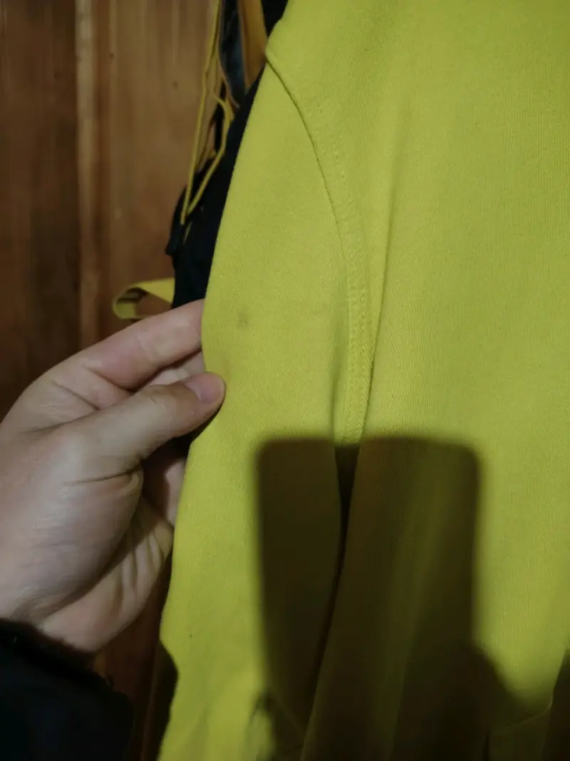 Polerón Nike amarillo con capucha y logo bordado. - 3