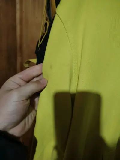 Polerón Nike amarillo con capucha y logo bordado. - miniatura 3