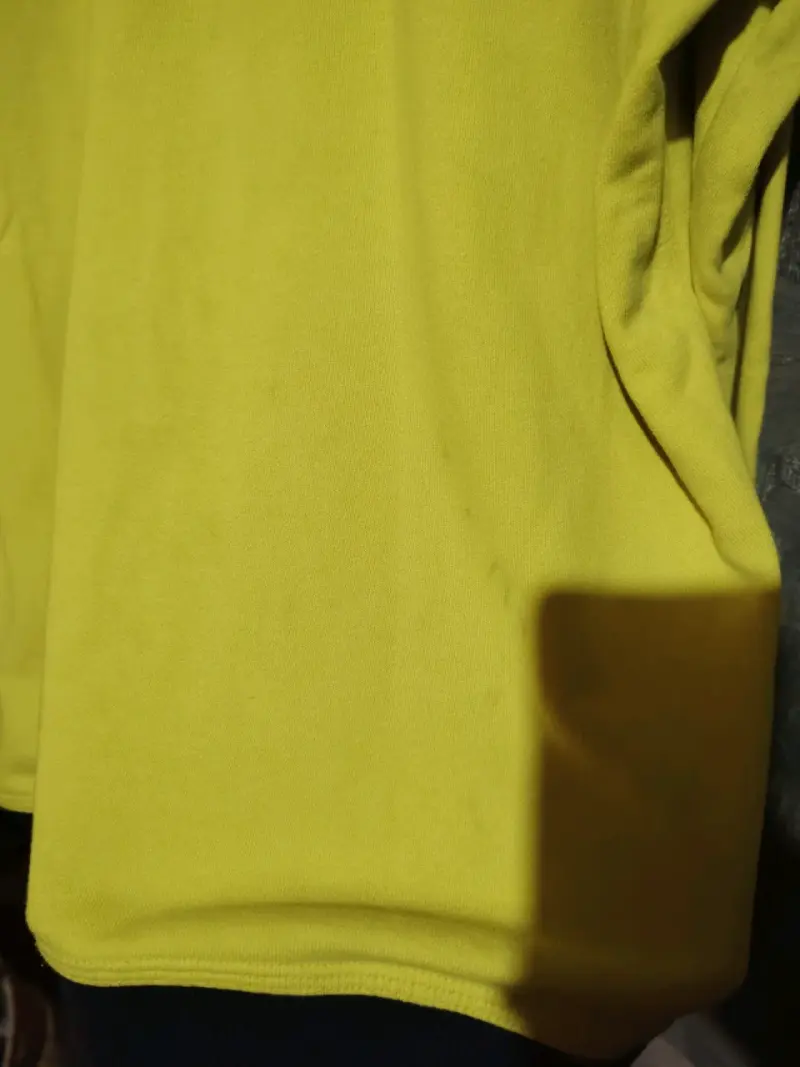 Polerón Nike amarillo con capucha y logo bordado. - 4