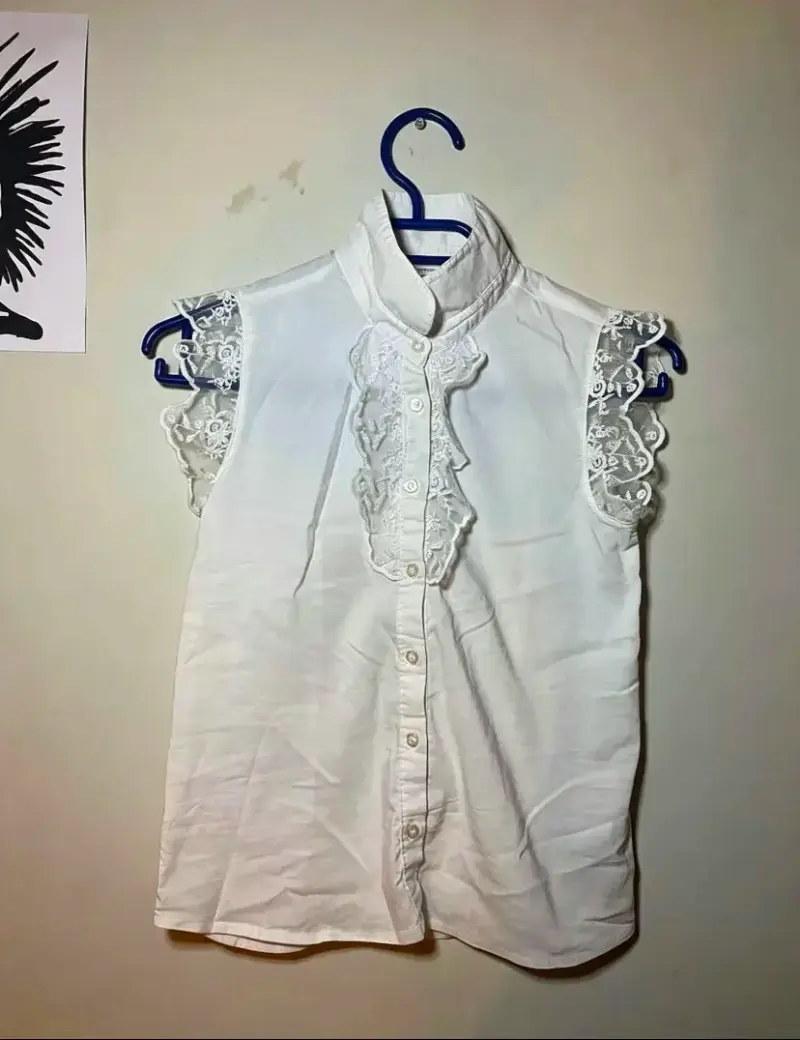 Blusa blanca sin mangas con encaje - 1