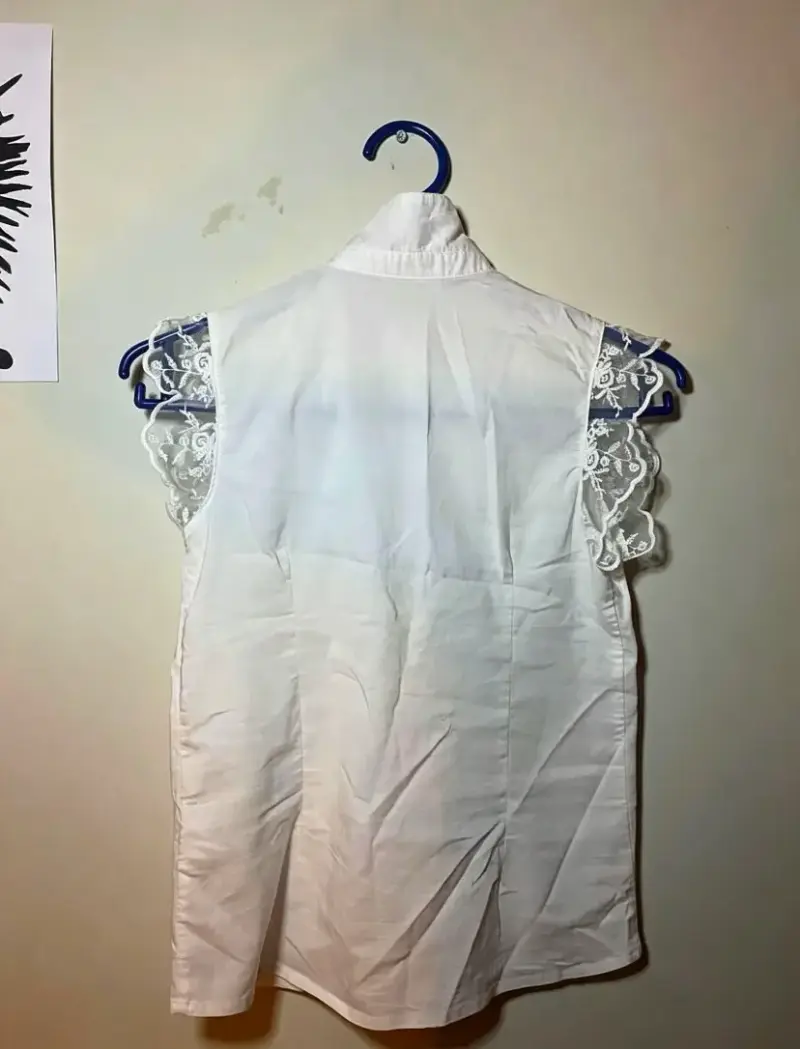 Blusa blanca sin mangas con encaje - 2
