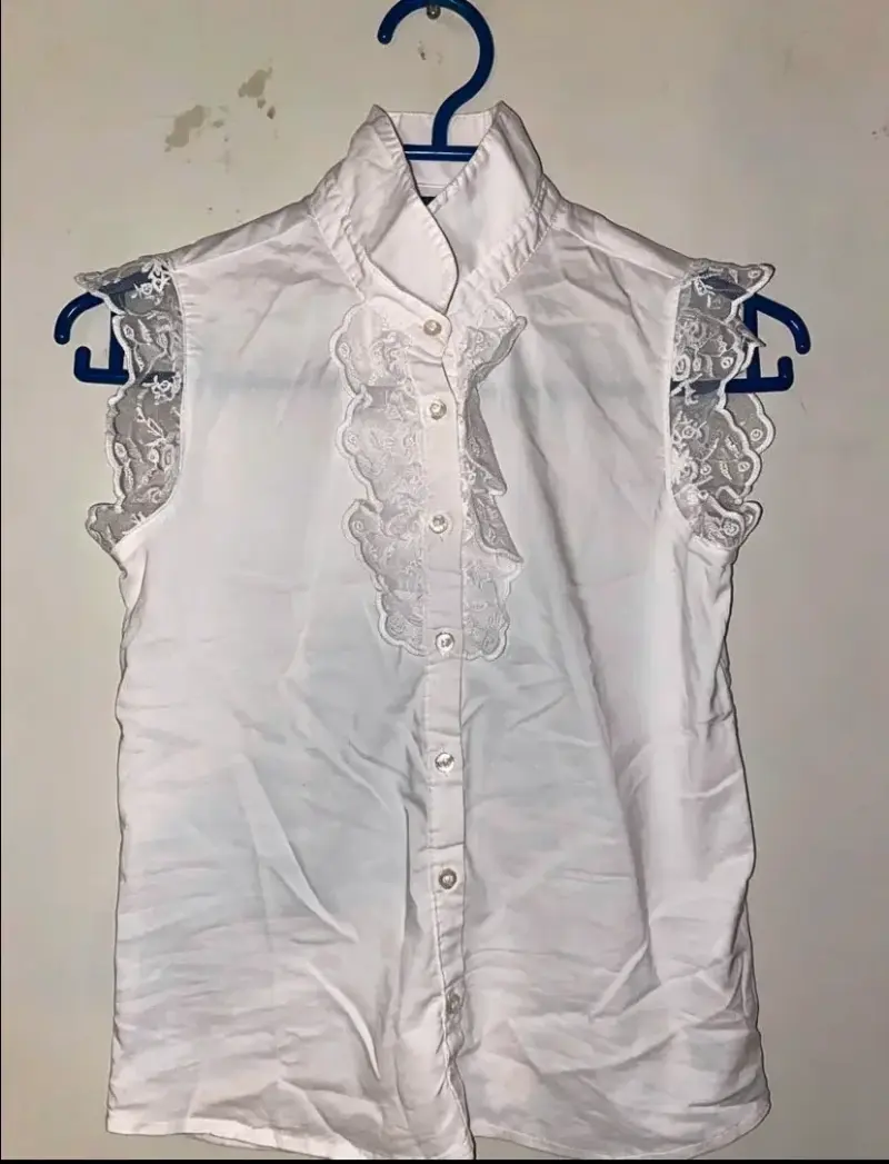 Blusa blanca sin mangas con encaje - 3
