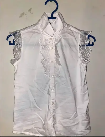 Blusa blanca sin mangas con encaje - miniatura 3