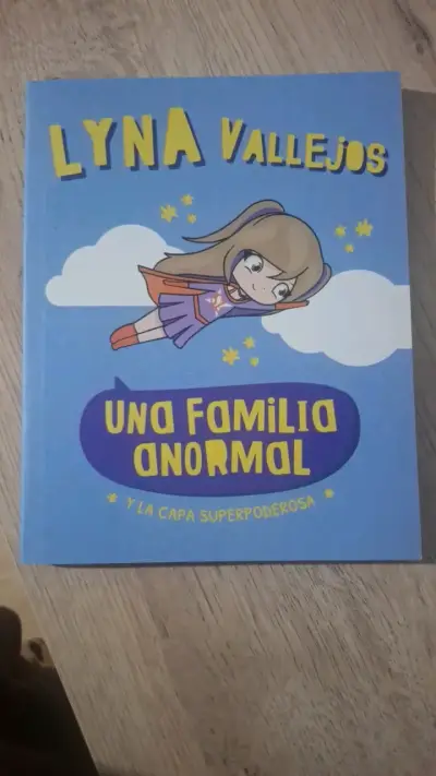 Libro 'Una Familia Anormal y La Capa Superpoderosa' de Lyna Vallejos - miniatura 1