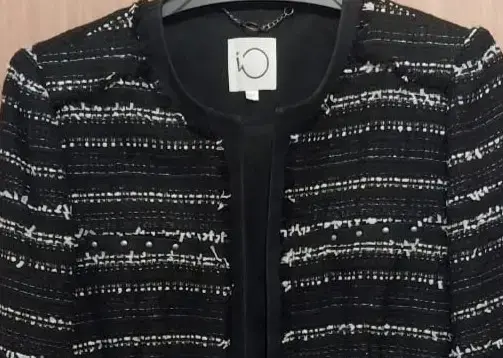 Chaqueta de mujer negra con diseño a rayas IO T44 - 2