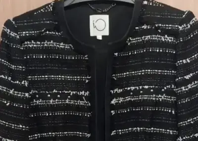 Chaqueta de mujer negra con diseño a rayas IO T44 - miniatura 2