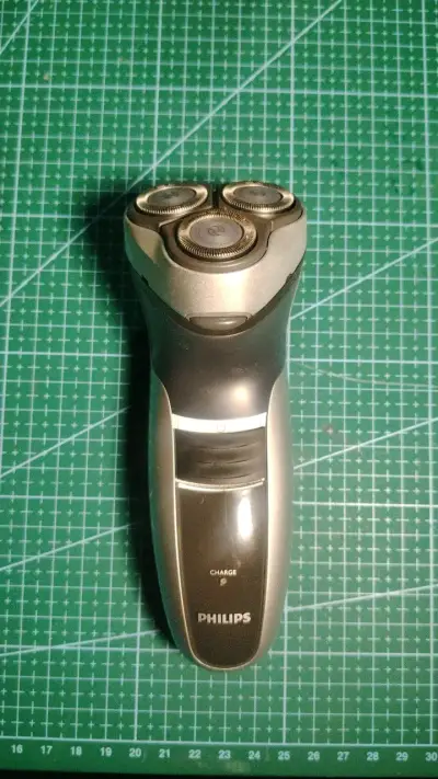 Afeitadora eléctrica Philips con cargador - miniatura 1