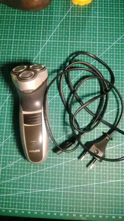 Afeitadora eléctrica Philips con cargador - miniatura 4