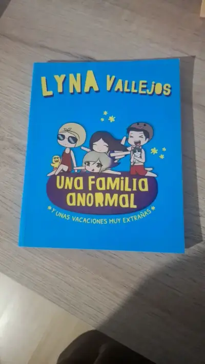 Libro 'Una Familia Anormal y ' de Lyna Vallejos - miniatura 1