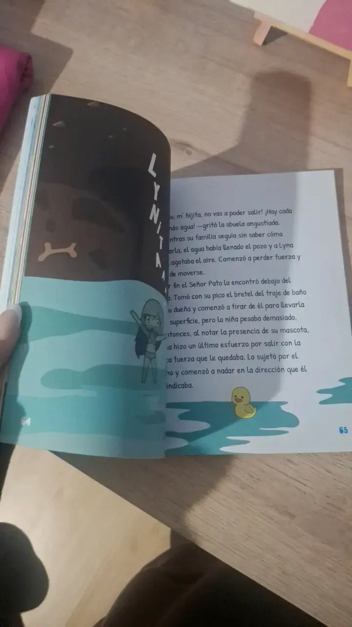 Libro 'Una Familia Anormal y ' de Lyna Vallejos - 2