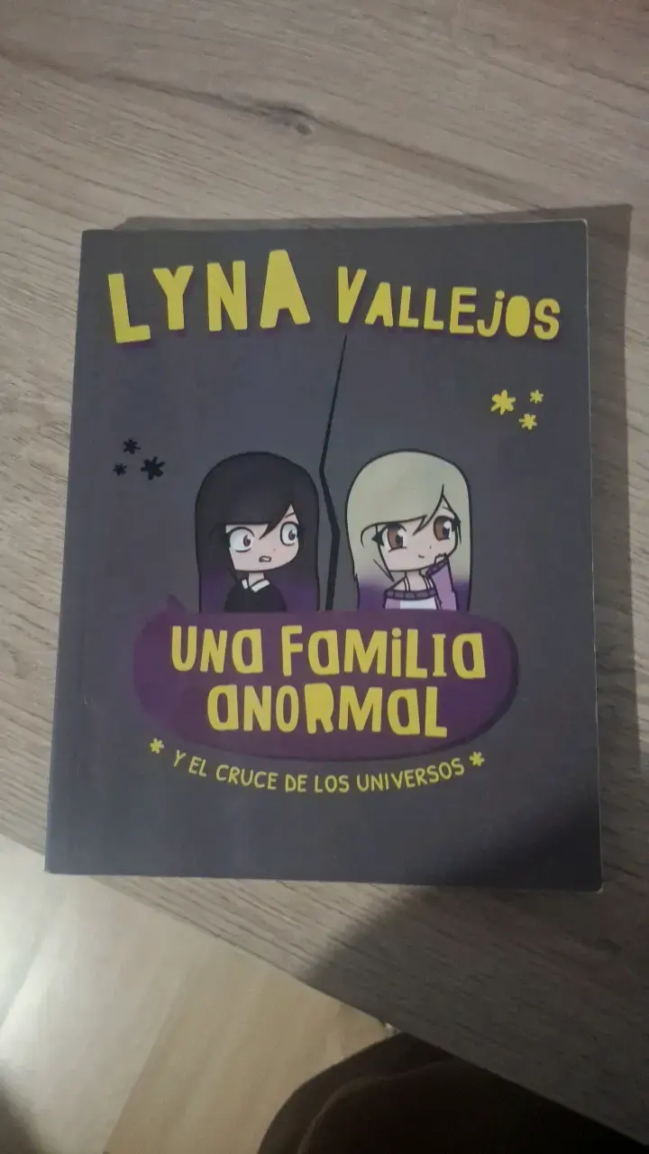 Libro 'Una Familia Anormal' de Lyna Vallejos