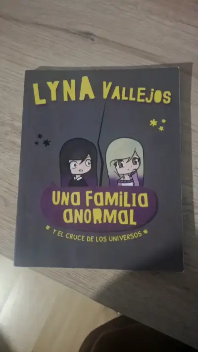 Libro 'Una Familia Anormal' de Lyna Vallejos - miniatura 1