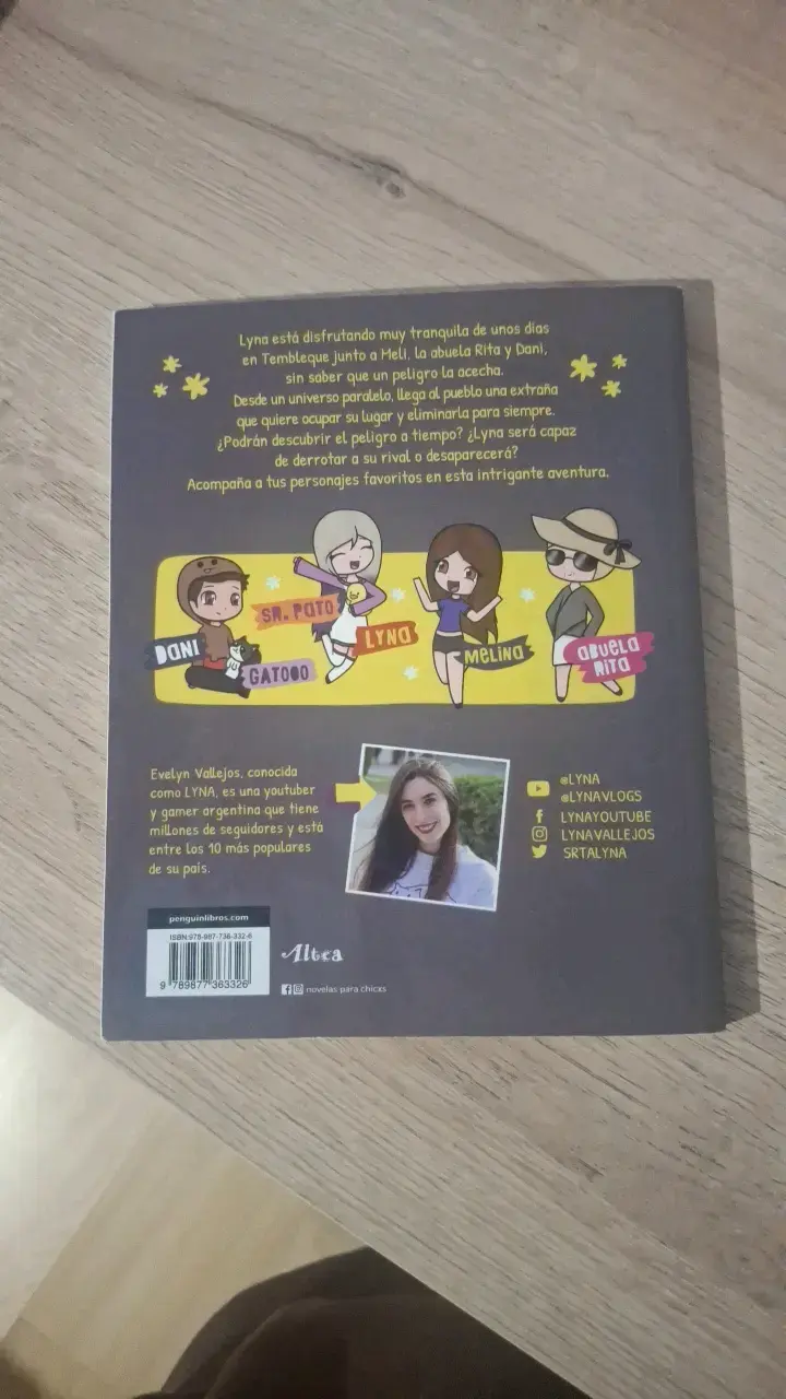 Libro 'Una Familia Anormal' de Lyna Vallejos - 3