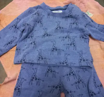 Conjunto de bebé azul con estampado de jirafas - miniatura 1