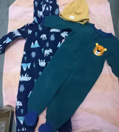 Pijamas enteros para bebé 24M con gorro - miniatura 1